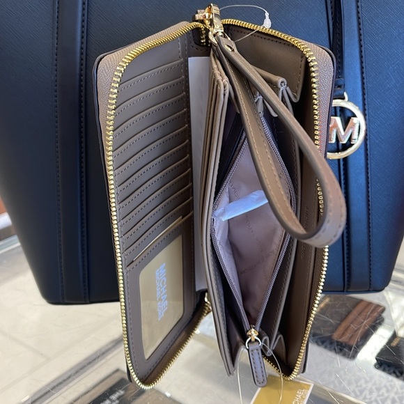 MICHAEL KORS
Leather Continental Wristlet Phone Case Wallet
Dusk
NWT - Picture 12 of 16